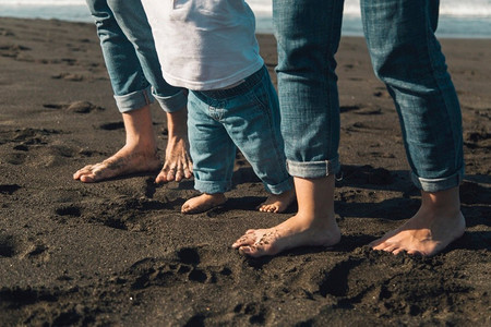 沙滩背景摄影照片_脚婴儿父母走沙滩海岸线