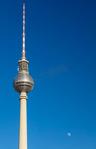 柏林电视塔，柏林Fernsehturm和月亮反对蓝天，柏林，德国