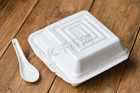 午餐盒泡沫，食品盒外卖食品，街头食品—有害健康垃圾泡沫食品概念