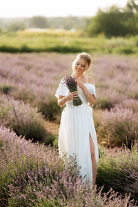 田野国风摄影照片_新娘穿着白裙子走在熏衣草的田野上