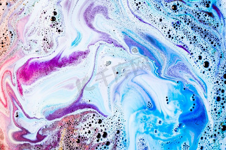 抽象彩色浴炸弹与泡沫泡沫