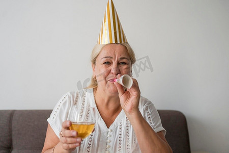 女性隔离用酒庆祝生日