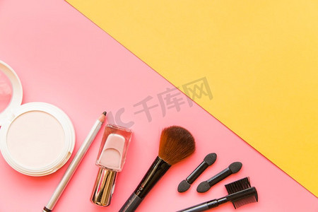 化妆品与刷子粉红色黄色双重背景