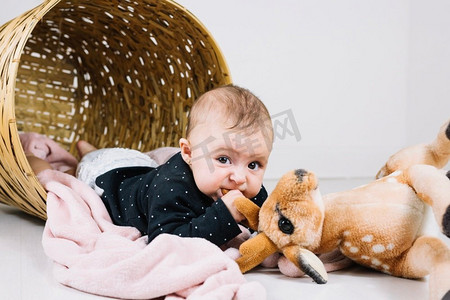 婴儿咬玩具看相机