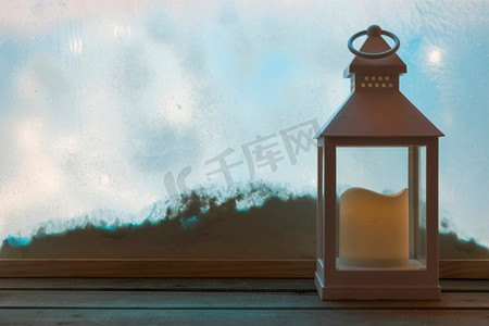 隔摄影照片_隔着窗边积雪的烛光木板灯笼