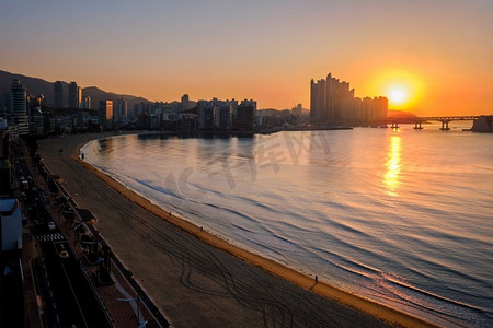 韩国釜山的光谷里海滩在日出。鸟瞰图。韩国釜山的Gwangalli Beach