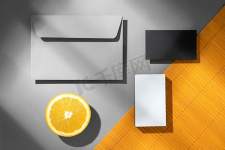 
logo摄影照片_与文具元素的安排橙色