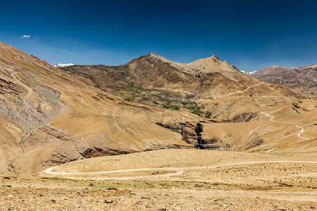 在喜马拉雅山的Spiti山谷的看法与基伯村和道路。印度喜马偕尔邦，斯皮提山谷。喜马拉雅山Spiti山谷的视图