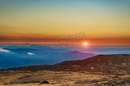 白云之上灼热的夕阳。从葡萄牙塞拉·达·埃斯特雷拉的托雷山山峰上眺望..葡萄牙塞拉·达·埃斯特雷拉，白云之上燃烧的夕阳。