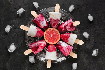 顶视图美味的冰棒配红葡萄柚冰