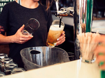 年轻的美女占领酒吧酒保微笑服务倒计数