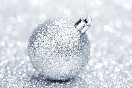 圣诞节装饰球在轻银散景背景。圣诞装饰