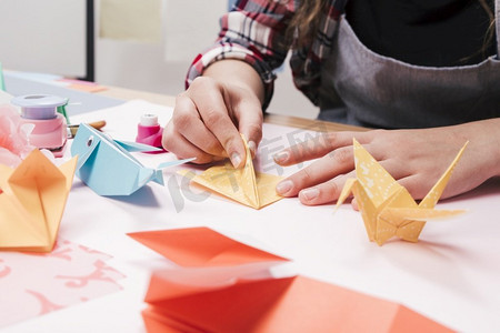 关闭妇女手工制作创造性的艺术工艺使用折纸纸