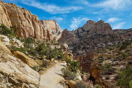 在犹他州山区徒步旅行。在不寻常的自然景观中徒步旅行。神奇的形成砂岩地层。