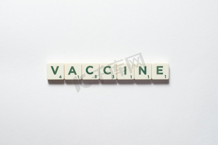 疫苗词形成的拼字游戏块在白色背景。疾病预防和身体健康意识。由拼字块形成的疫苗。