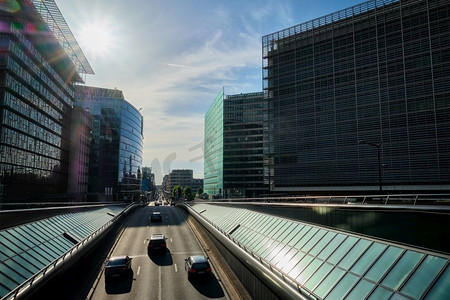 在布鲁塞尔的街道交通附近的欧盟委员会大楼日落。Rue de la Loi，布鲁塞尔，比利时布鲁塞尔街道交通