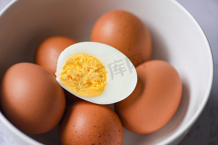 去皮鸡蛋菜单食品煮鸡蛋在碗和蛋壳，切成两半蛋黄烹饪健康食用