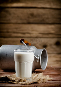 一杯自制的乡村牛奶。在一个木制的背景。高质量的照片。一杯自制的乡村牛奶。 