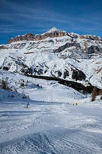 一个滑雪胜地滑雪道的看法与人们滑雪在多洛米蒂在意大利。滑雪区Arabba。意大利阿拉巴。滑雪胜地在多洛米蒂，意大利