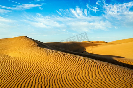 萨姆塔尔沙漠的沙丘在美丽的天空下。印度拉贾斯坦邦。沙漠中的沙丘