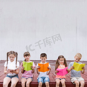 儿童教育文案摄影照片_带文案空间的孩子看书