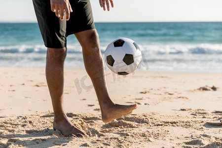 海滩游戏摄影照片_男性抛球玩游戏海滩