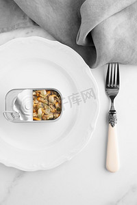 叉鱼摄影照片_顶视图罐头与食物盘与叉