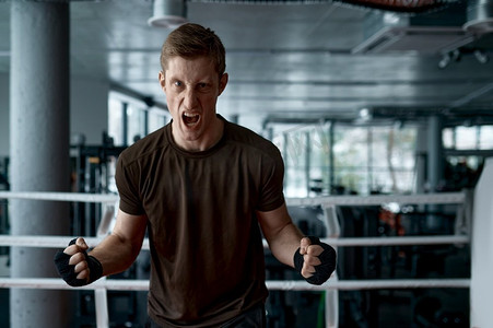 好斗的拳击手握紧拳头准备在运动场上拳击的画像.美女人物活动