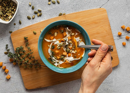 俯瞰背景摄影照片_俯瞰食物配料配蔬菜汤碗