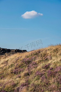 风景淡紫色摄影照片_美丽的风景图像在夏末的Stanage边缘在山顶区英格兰与惊人的云形成