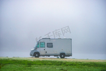 在大自然中露营。露营车在露营地在雾天。冬季旅行。露营房车露营在大自然。雾天