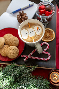 圣诞节，冬季假期和休闲概念—关闭棉花糖雪人在咖啡杯。棉花糖雪人在一杯咖啡在圣诞节