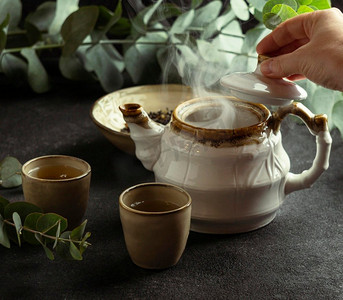 一种带有茶杯热茶的装置