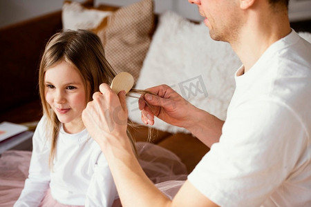 父亲梳着女儿的头发
