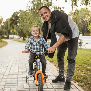 儿子矢量摄影照片_快乐单人家庭骑自行车