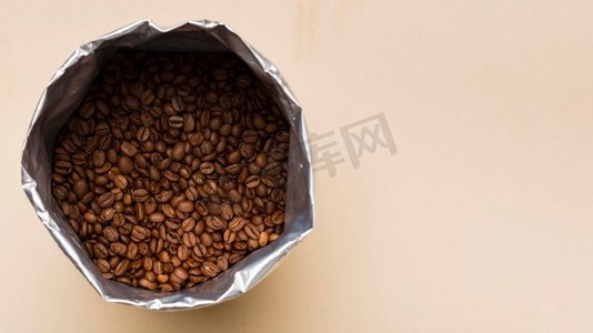 黑色咖啡豆米色背景与复制空间
