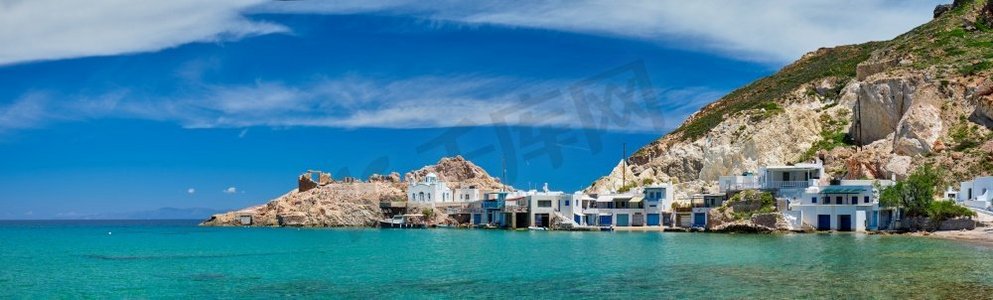 全景海滩和渔村的Firapotamos在米洛斯岛，希腊。希腊米洛斯的Firapotamos海滩