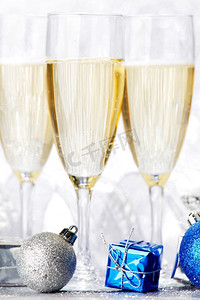 香槟和装饰圣诞球在闪光背景。香槟和球