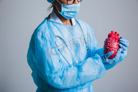 心脏监测摄影照片_外科医生用心脏摆姿势