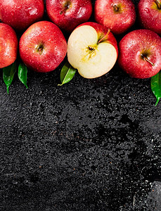 半个完整的新鲜苹果。黑色背景。高质量的照片。半个完整的新鲜苹果。 