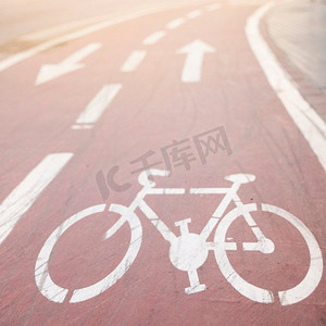 行车道摄影照片_带有指示标志的白色沥青自行车道