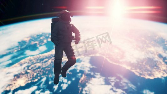 一名宇航员在地球上空的外太空。这张照片由NASA提供。地球上空的宇航员
