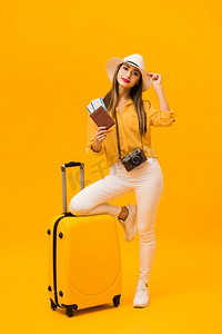 旅行必需品摄影照片_准备度假的女人带着行李旅行必需品