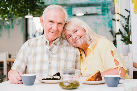 相亲相爱的摄影照片_相亲相爱的老年夫妇喝茶吃蛋糕