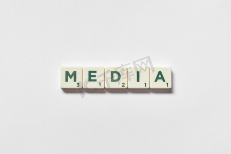 词媒体形成的拼字块在白色背景，静物与复制空间。媒体形成的拼字块在白色背景。