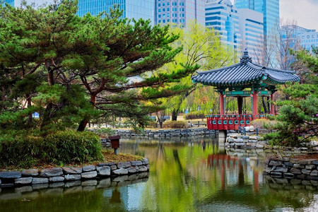 公园与建筑摄影照片_汝矣岛公园公共公园池塘与亭凉亭在首尔，韩国。韩国首尔汝矣岛公园