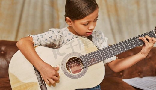 水果蔬菜学习摄影照片_小女孩学习如何玩吉他回家6