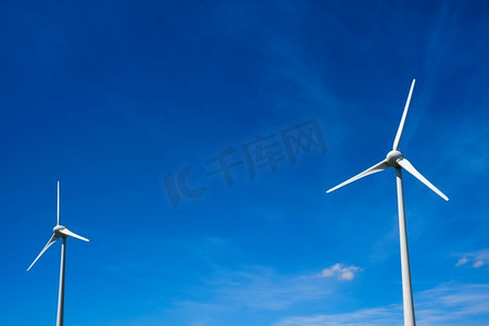 绿色可再生替代能源概念—风力发电机涡轮机在蓝天发电。风力发电机涡轮机在天空