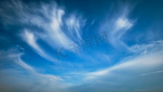 卷云纹摄影照片_与whie卷云背景纹理的蓝天。蔚蓝的天空和卷云