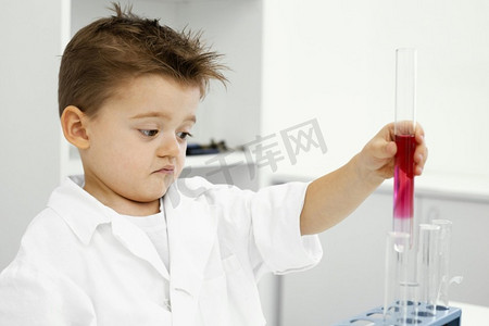男孩科学家实验室用试管做实验